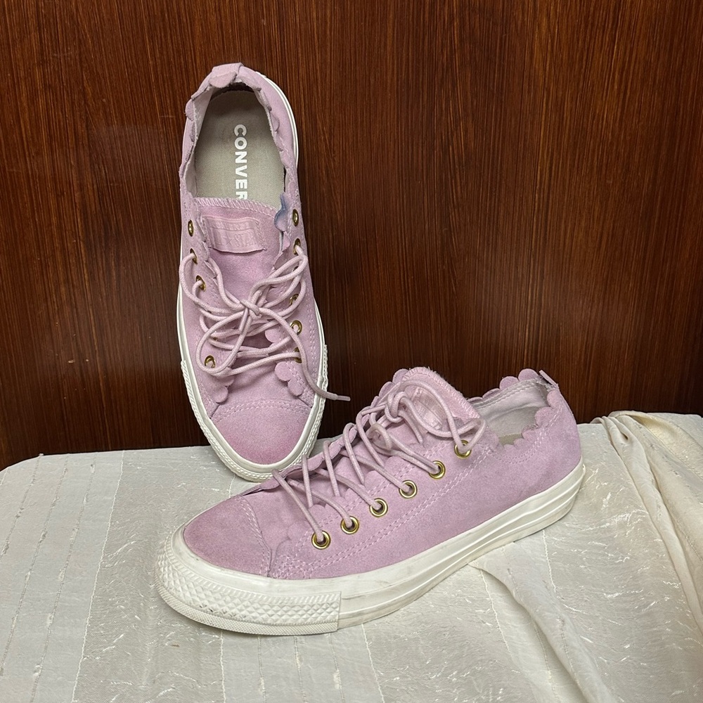 Converse pink scalloped Chuck Taylor All Star Women's size 7.5